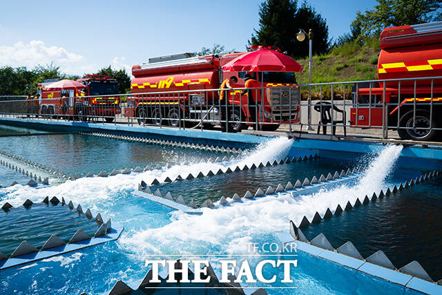 소방 급배수지원차가 홍제 정수장에 도착해 물을 쏟아붓고 있다.