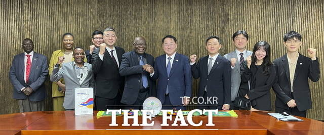 지난 11일 아프리카 나미비아 수도 빈트후크에서 김종훈 전북도 경제부지사(가운데)를 단장으로 한 아프리카 출장단은 산엣 스틴캄프 나미비아 교육·혁신·청소년·스포츠·예술·문화부 장관 등 관계자들이 참석한 가운데 ‘드림 키즈 스포츠 캠프’ 추진 의향서를 체결하고 기념 촬영을 하고 있다. /전북도
