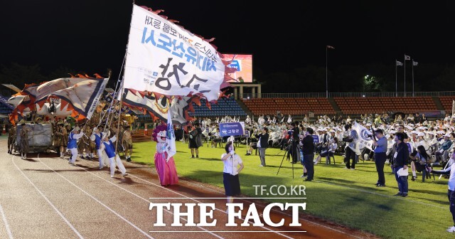 전북도 14개 시·군 선수단이 차례로 입장하고 개회선언과 선수단·심단대표 선서에 이어 대회의 하이라이트 성화 점화가 진행됐다. /고창군