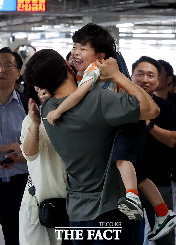미국 조지아주 현대차그룹-LG에너지솔루션 배터리 합작 공장 건설 현장에서 구금됐다가 석방된 한국인 노동자들이 12일 오후 인천국제공항을 통해 귀국해 가족들과 인사를 나누고 있다. /인천국제공항=박헌우 기자