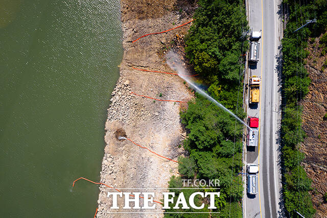재난 사태 선포 이후 저수율 복구를 위해 동원된 살수차들이 오봉저수지 안으로 물을 방류하고 있다.