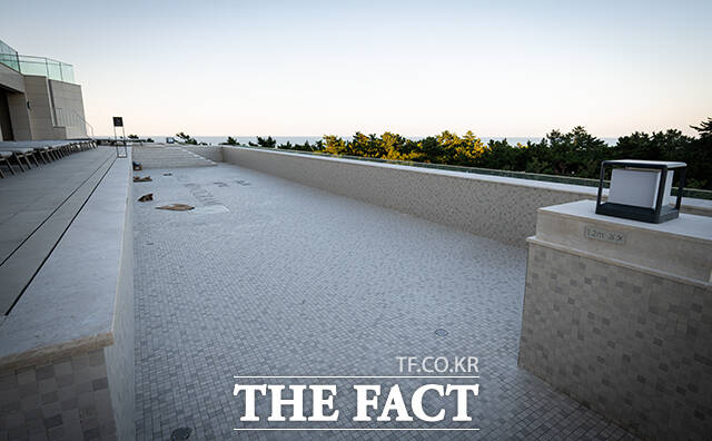 강릉 시내에 있는 한 호텔의 수영장도 물 부족으로 운영을 중단했다.