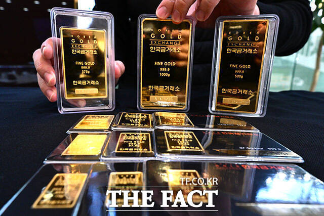 14일 금융권에 따르면 KB국민·신한·우리은행의 골드뱅킹 잔액은 지난 11일 기준 1조2367억원으로 집계됐다. 지난 3일 오전 서울 종로구 한국금거래소에서 관계자가 골드바를 정돈하고 있다. /남윤호 기자