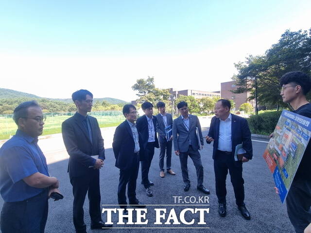지난 11일 전북 남원시 광치동 전북대 남원글로컬캠퍼스(구 서남대)가 들어설 예정인 부지에서 이하운 한국사학진흥재단 이사장 등 재단과 남원시 관계자 등이 현장 점검을 진행하고 있다. /남원시