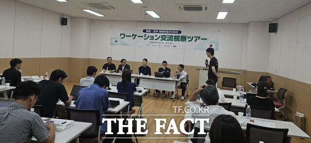 충남도와 충남문화관광재단이 일본 지자체 공무원과 기업 관계자들을 대상으로 워케이션 충남 글로벌 팸투어를 진행한 가운데 지난 11일 공주 아트센터 고마에서 충남을 소개하는 시간을 가지고 있다. /충남도