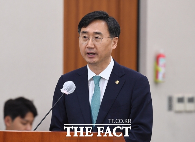 신범철 전 국방부 차관과 이충면 전 국가안보실 외교비서관이 14일 채상병 사건 외압 의혹을 수사하는 이명현 특별검사팀에 출석했다. 사진은 신 전 차관. /남윤호 기자