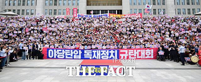 국민의힘이 14일 이재명 대통령이 차지훈 변호사를 주유엔대사로 내정한 것을 두고 국익을 파괴한 보은 인사의 끝은 결국 국민의 심판뿐이라고 경고했다. 사진은 12일 국회에서 열린 야당탄압 독재정치 규탄대회의 모습. /남윤호 기자