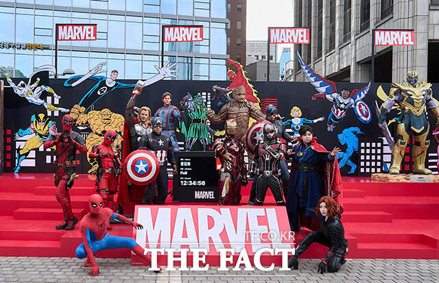 14일 오전 서울광장에서 열린 마블런 서울 2025 행사에서 마블 캐릭터 코스튬을 입은 팬들이 마블 캐릭터 스태츄가 설치된 ‘히어로의 전당’에서 포즈를 취하고 있다. /디즈니코리아