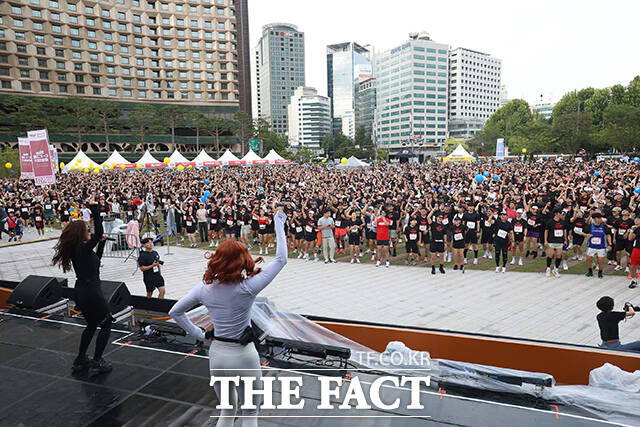 14일 오전 서울광장에서 열린 마블런 서울 2025 행사에서 참가자들이 준비 운동을 하고 있다. /디즈니코리아