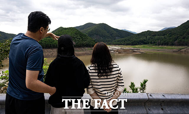 14일 오후 비가 내린 뒤 물이 찬 오봉저수지를 바라보는 시민들.