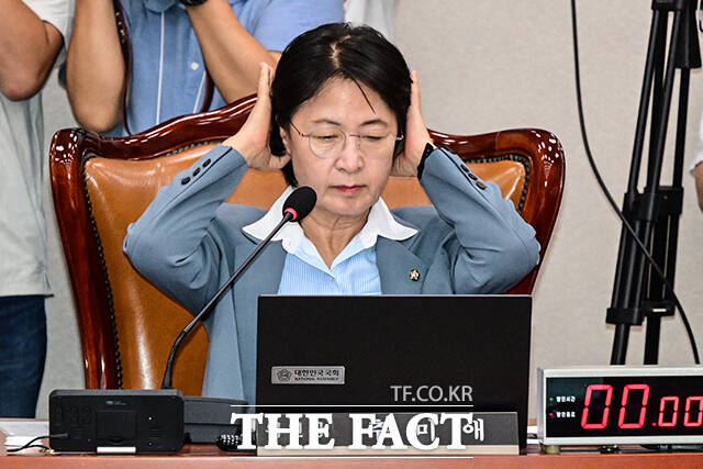 더불어민주당 소속 추미애 법제사법위원장은 14일 조희대 대법원장을 향해 사퇴를 촉구하고 나섰다. 사진은 지난 10일 국회 법제사법위원회에서 열린 전체회의에서 추미애 위원장이 머리카락을 정리하는 모습. /국회=남윤호 기자