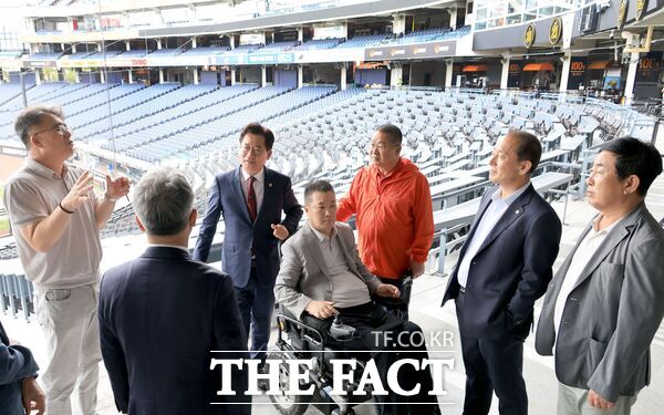 대전시의회 복지환경위원회가 12일 시설의 안전성과 접근성 개선방향을 모색하기 위해 시설 운영 현황을 점검했다. 사진은 대전한화생명볼파크를 방문해 시설 관계자들과 간담회를 진행하고 있는 모습./대전시의회