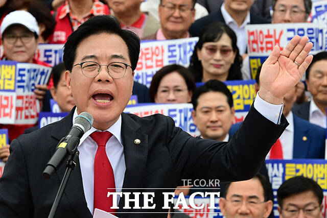 송언석 국민의힘 원내대표가 12일 오후 서울 여의도 국회 본관 앞에서 열린 야당탄압 독재정치 규탄대회에서 규탄사를 하고 있다. /국회=남윤호 기자