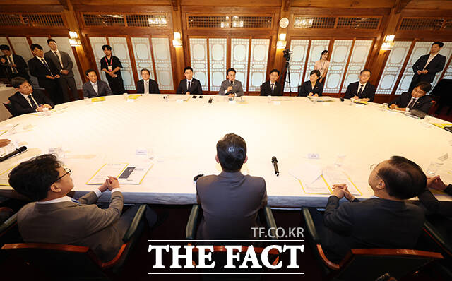 정치권에 따르면 14일 오후 6시30분부터 서울 삼청동 국무총리 공관에서 김민석 국무총리, 정청래 민주당 대표·김병기 원내대표, 강훈식 대통령실 비서실장·우상호 정무수석이 만난다. /배정한 기자