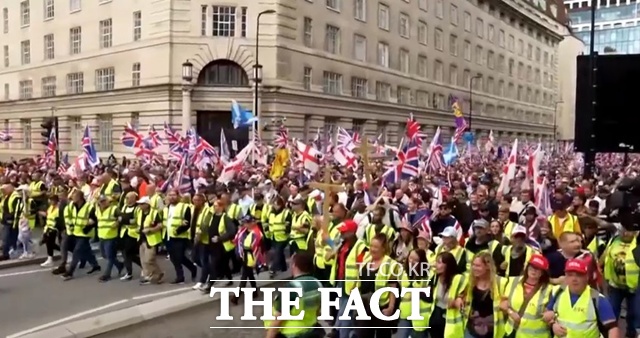 13일(현지시간) 영국 BBC, 로이터 등 외신에 따르면 영국 극우 운동가 토미 로빈슨이 왕국 통합(Unite the Kingdom) 슬로건을 내걸고 주도한 집회에는 영국 경찰 추산 약 11만명이 몰렸다. /로이터 캡처