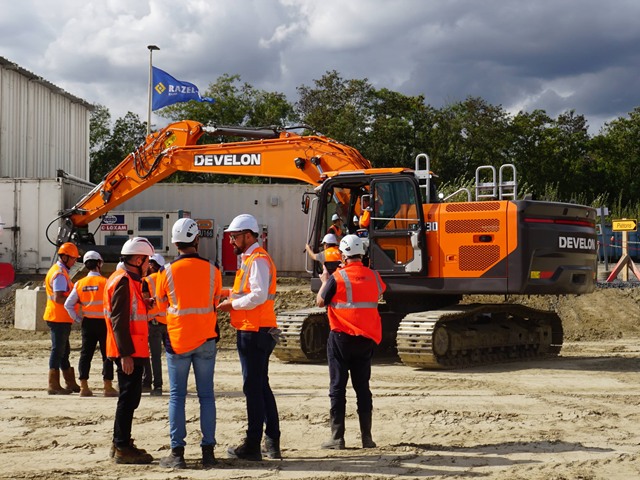 HD현대인프라코어는 지난 8일(현지시각)부터 11일까지 나흘간 프랑스 콩피에뉴에서 현지 건설사를 대상으로 디벨론(DEVELON) 신형 굴착기의 현장 실증 및 스마트 안전 기술 시연을 진행했다. /HD현대인프라코어