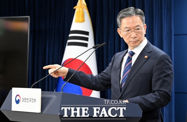 법무부는 형제복지원과 선감학원에 강제 수용됐던 피해자들의 국가 배상 소송 사건에 대한 상소 취하와 포기를 결정했다고 14일 밝혔다. 사진은 정성호 법무부 장관. /임영무 기자