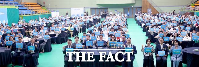 ‘제8회 광명시민 500인 원탁토론회’ 참가자들이 기념촬영을 하고 있다./광명시