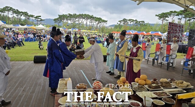 14일 충남 내포신도시 애향공원에서 열린 ‘충남 보부상 공문제 축제’에 공문제 의례를 진행하고 있다. /충남역사문화연구원