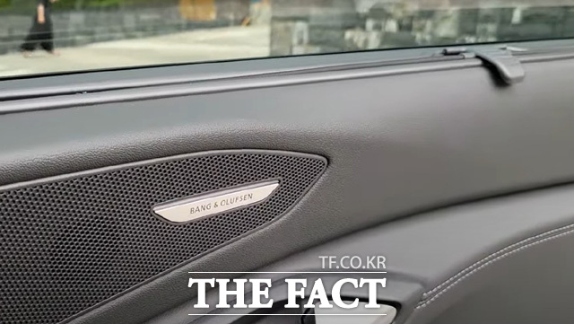 아우디 Q6 이트론은 운전석과 동승자석, 2열 좌석 문 위아래로 모두 뱅앤올룹슨의 스피커를 탑재해 울림 좋은 소리를 만들었다. /서울 강남=오승혁 기자