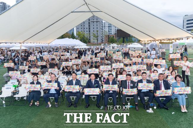 제11회 광명시 사회적경제 페스티벌 참석자들이 기념사진을 촬영하고 있다./광명시