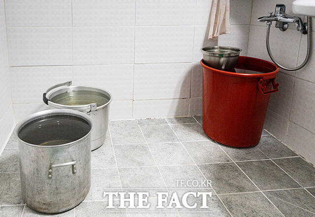 비상사태를 대비하기 위해 받아놓은 물.