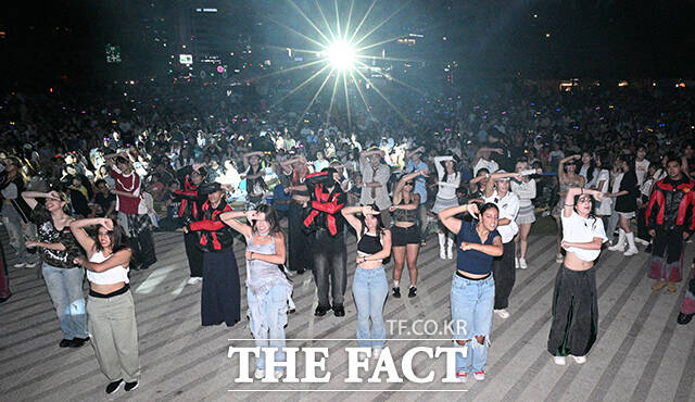 2025 서울 헌터스 페스티벌이 14일 오후 서울 중구 서울광장에서 열린 가운데 참가자들이 랜덤플레이댄스를 선보이고 있다. /박헌우 기자