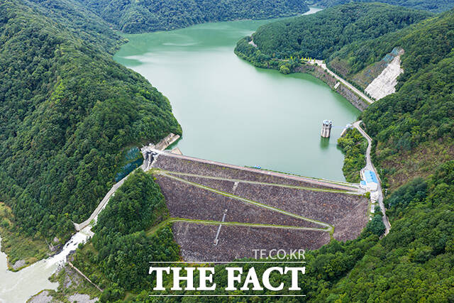 강원 평창 도암댐에 초록빛 물이 가득 차 있다.