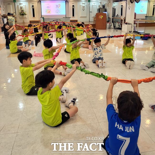 어린이들이 교구를 활용해 신체활동을 하고 있다./부천시