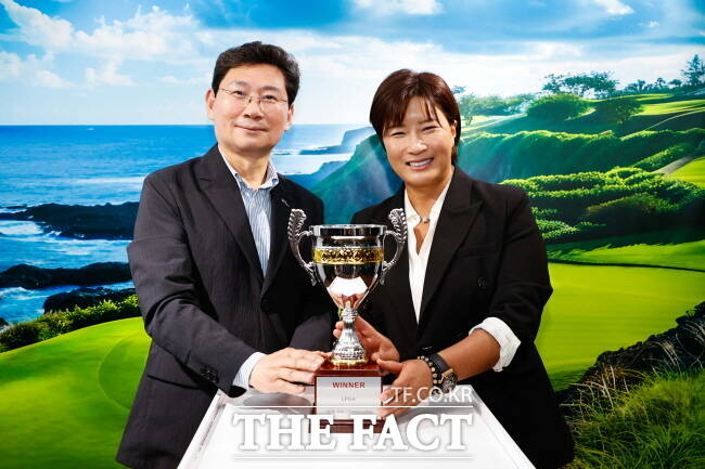 이상일 용인시장(왼쪽)과 박세리 전 여자골프국가대표팀 감독./용인시