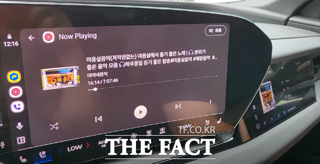 아우디 Q6 이트론은 운전자 쪽으로 기운 파노라마 디스플레이를 적용해 시인성을 높였다. /서울 강남=오승혁 기자