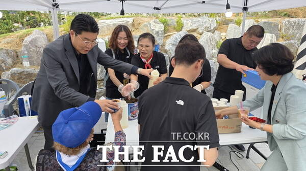 동대전새마을금고 관계자들이 13일 정명국 대전시의원(사진 왼쪽 첫 번째), 김영희 동구의원(사진 오른쪽 첫 번째)과 함께 제7회 용전한마당 행사에서 지역 주민들에게 팥빙수를 제공하고 있다./정예준 기자