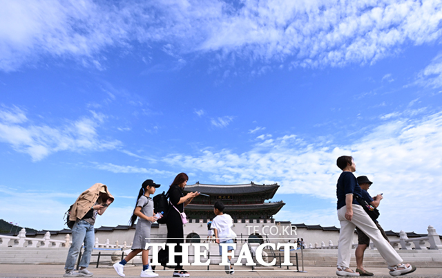 기상청에 따르면 15일 구름이 개면서 기온이 다시 오른다. /이새롬 기자