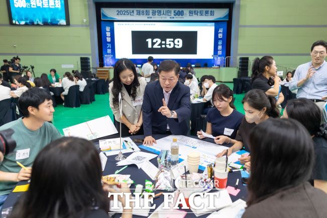 박승원 광명시장이 시민 토론에 참여하고 있다./광명시