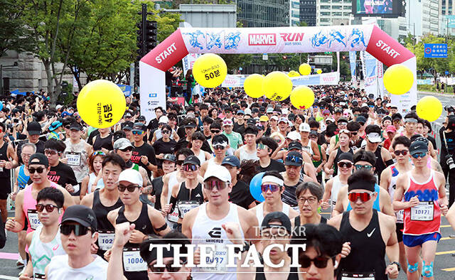 14일 오전 서울광장에서 열린 마블런 서울 2025 행사에서 참가자들이 출발선을 지나 달려나가고 있다. /디즈니코리아