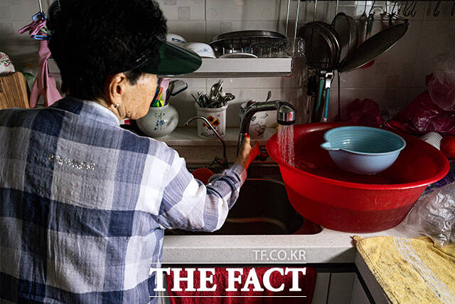 제한 급수가 시행 중인 14일 오전 9시 강릉 시내 한 아파트에서 입주민이 단수를 대비하기 위해 대야에 물을 받고 있다.