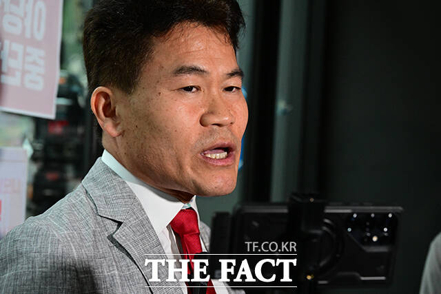 전 한국사 강사 전한길(55) 씨는 자신이 운영하는 유튜브 채널 전한길 뉴스가 구글코리아로부터 수익 창출 중단 처분을 받았다고 14일 밝혔다. 사진은 지난달 14일 전 씨가 서울 여의도 국민의힘 중앙당사에서 열리는 중앙윤리위원회의에 출석하며 취재진과 인터뷰하고 있는 모습. /남윤호 기자