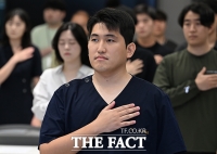  국민의례하는 유청준 전공의노조 위원장 [포토]