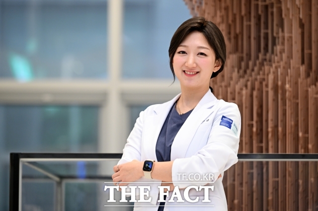 허수진 국민건강보험공단 일산병원 치과보존과 임상강사가 12일 오후 서울 강서구 오스템임플란트에서 <더팩트>와 인터뷰에 앞서 포즈를 취하고 있다. /서예원 기자