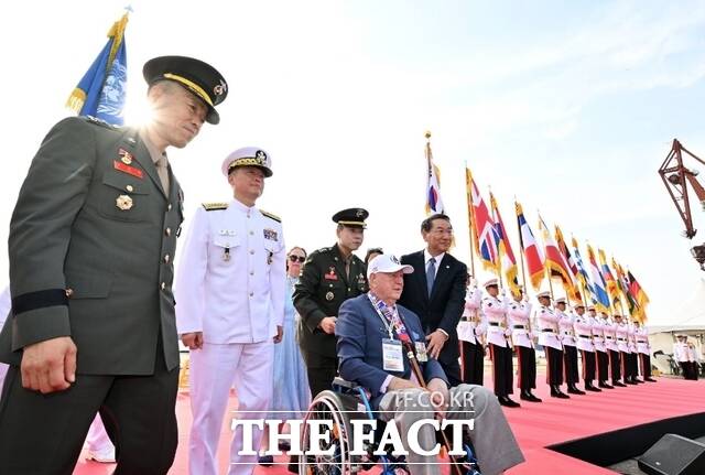 유정복 인천시장(오른쪽 첫 번째)이 제75주년 인천상륙작전일인 15일 내항8부두에서 열린 제75주년 인천상륙작전 전승기념행사에서 참전용사와 입장하고 있다./인천시