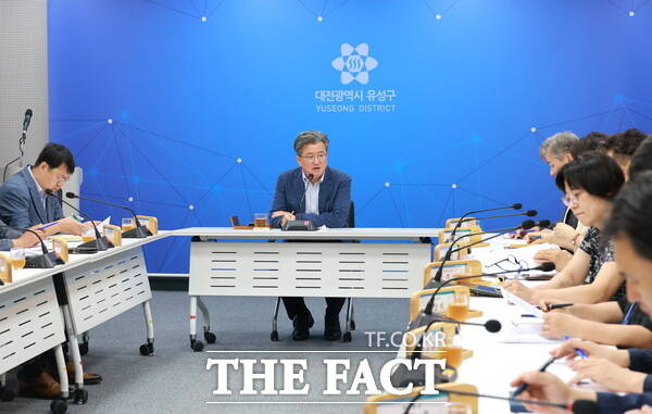 정용래 유성구청장이 15일 주간 간부회의를 주재하고 있다. /대전 유성구