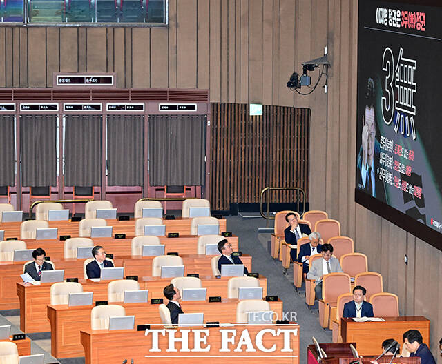 김민석 국무총리와 정성호 법무부 장관, 윤호중 행안부 장관이 15일 오후 서울 여의도 국회 본회의장에서 열린 정치 분야 대정부질문에 출석해 이재명 정권은 3무 정권 이라는 메시지를 바라보고 있다. /국회=남윤호 기자