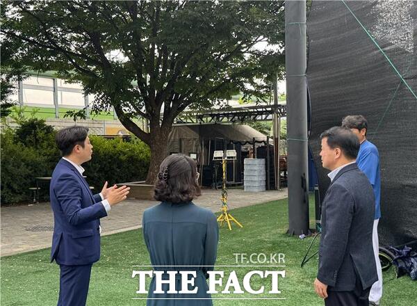 김진오 대전시의회 의원(왼쪽)이 15일 대전버드내중학교를 방문해 야구부 훈련 환경을 점검하고 있다. /의원실