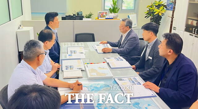 가세로 태안군수가 직원들과 함께 지난 7월 30일 해양수산부를 방문해 격렬비열도 국가관리 연안항 개발 사업에 정부예산 반영을 건의 하고 있다. /태안군