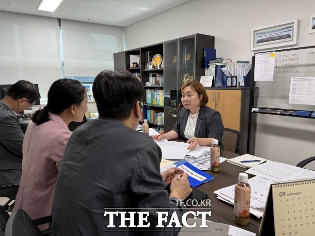 전자영 경기도의회 의원이 15일 상상형 학교놀이터 조성 조례안 대표발의를 위해 도교육청 담당자들과 논의하고 있다./경기도의회