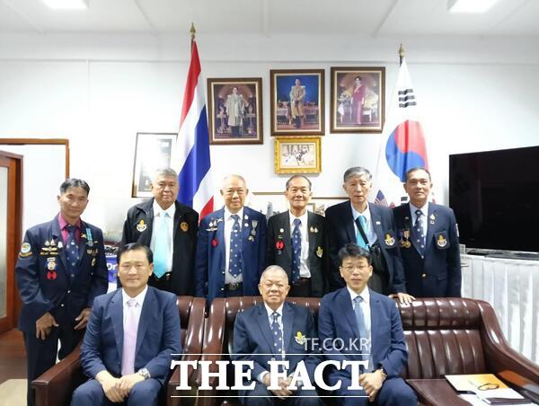 계룡시문화관광재단 나웅열 총괄부장 등 관계자들이 지난 5월 태국의 한국전 참전협회를 방문해 협회장(분디 마라이 아리쑨, 앞줄 가운데)을 비롯한 6.25 참전용사들을 2025계룡軍문화축제에 초청하는 한편 참전용사들의 축제 참석에 대한 의견을 교환했다. /계룡시