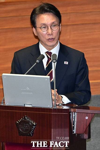 김민석 국무총리는 15일 대통령실과 여당 내에서 관측되고 있는 조희대 대법원장 사퇴와 관련해 사법부와 대법원장에 대해 국민이 어떤 점에 실망하고 있는가에 대해 잘 알고 있다고 말했다. 김 총리는 내란특별재판부 설치의 필요성도 인정했다. /국회=남윤호 기자