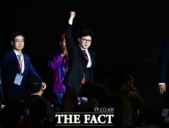 한동훈 후보가 3일 오후 경기도 고양시 킨텍스 제1전시장에서 열린 국민의힘 제21대 대통령 선거 후보 선출을 위한 전당대회에 참석해 당원들에게 인사를 하고 있다./배정한 기자