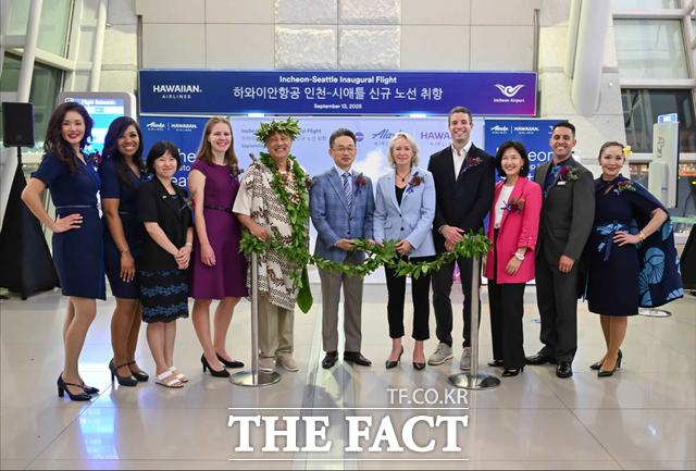 지난 13일 인천공항 제1여객터미널 출국장에서 진행된 하와이안항공 인천~시애틀 신규 취항 기념 행사에서 신동익 인천국제공항공사 허브화전략처장(왼쪽에서 다섯 번째), 다이애나 버켓 라코우 알래스카 에어 그룹 수석부사장(왼쪽에서 여섯 번째) 등 항공사 관계자들이 기념사진을 촬영하고 있다./인천공항공사