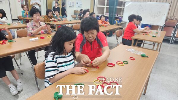 대덕구노인종합복지관 제2분관 북부노인복지관이 지난 13일 노인자원봉사 활성화 지원 사업 선배시민자원봉사단 1-3세대 연계 봉사활동 프로그램을 진행했다. /대덕구노인종합복지관